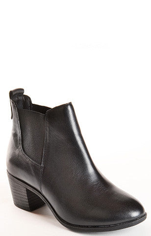 Women's fashion Sienna black dav waterproof leather boots.