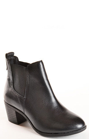 Women's fashion Sienna black dav waterproof leather boots. 